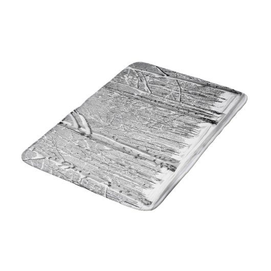 Monochrome torenbomen in wintersneeuw badmat (Gekanteld)