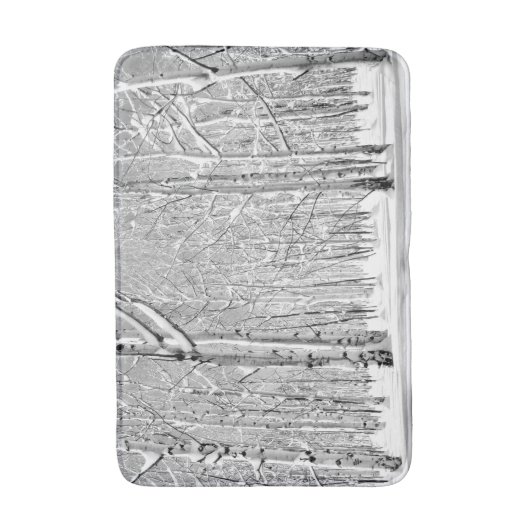 Monochrome torenbomen in wintersneeuw badmat (Voorkant Verticaal)