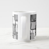 Monochrome vierkantjes grote koffiekop (Achterkant)
