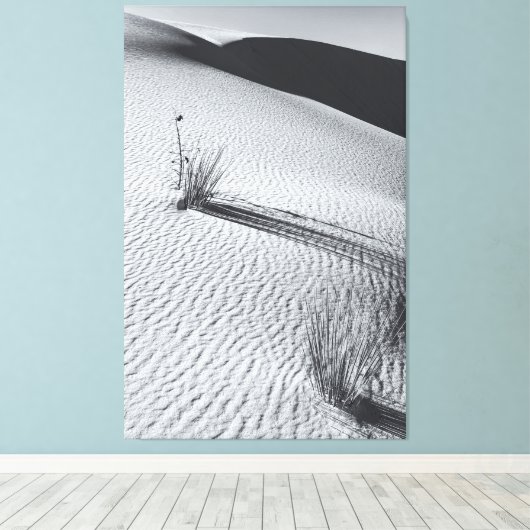 Monochrome woestijnlandschap met grasplukjes canvas afdruk (Insitu (Houten vloer))