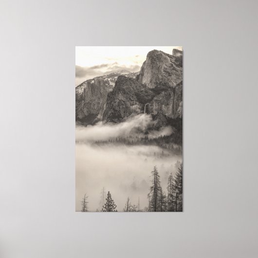 Monochrome Yosemite berglandschap met mist Canvas Afdruk (Voorkant)