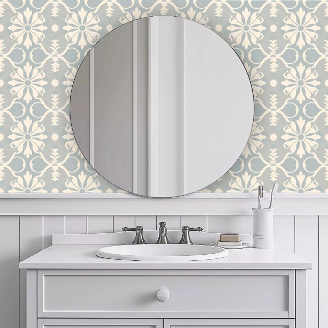 Monochroom Blauw Bloemmotief Behang (Monochromatic Blue Floral Wallpaper in a white bathroom.)