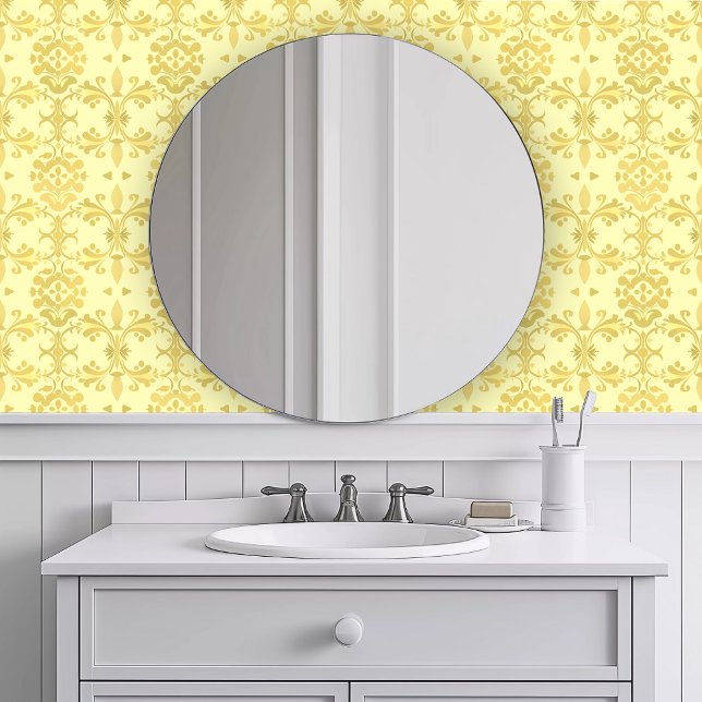 Monochroom decoratief geel behang (Monochromatic Decorative Yellow Wallpaper in a white bathroom.)