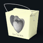 Monochroom materiaal voor romantische verjaardag bedankdoosjes<br><div class="desc">Deze twee romantische rode harten hebben een mooie witte strik die ze samenbindt en twee harten in liefde als één vertegenwoordigen. Deze geweldige kleine doos zal een verrukkelijke en originele trouwgunst-container zijn voor uw trouwgasten. Deze illustratie van drie zwarte harten is met potlood getekend. U kunt uw doos personaliseren door...</div>