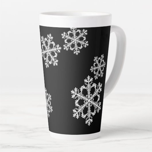 Monochroom minimalistisch sneeuwvlok kerstpatroon latte mok (Rechterhoek)