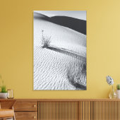 Monochroom woestijnlandschap met grasplukjes canvas afdruk (Insitu (Woonkamer))