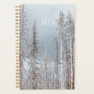 Monografische witte winterbomen op stoffige blauwe planner