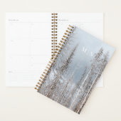 Monografische witte winterbomen op stoffige blauwe planner (Display)