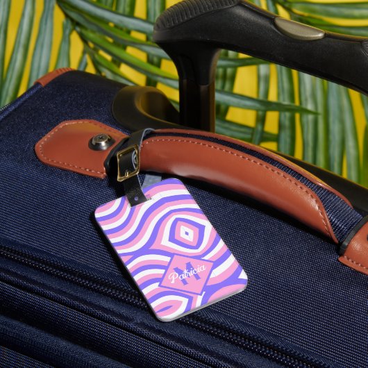 Monogram 70s Groovy roze & paarse psychedelische Bagagelabel (Voorkant Insitu 1)