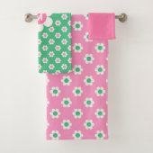 Monogram Aangepast Retro Madeliefjes Roze en Groen Bad Handdoek (Insitu)