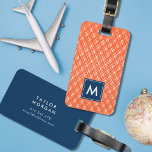 Monogram Abstract Oranje patroon lijnlijnen Bagagelabel<br><div class="desc">Reizen in stijl met dit monogram bagagelabel met een abstract oranje patroon van lijnslagen met een blauw centrum op de voorkant en een passende blauwe achterkant. Pas het aan door de placeholder tekst te vervangen. Voor meer opties zoals het veranderen van de doopvont en het is grootte/kleur of het uit...</div>