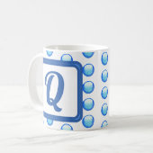 Monogram Achternaam Bright Blue Polka Dot Initiaal Koffiemok (Voorkant links)