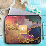 Monogram agaat waterverf goud paarse blauw groen laptop sleeve<br><div class="desc">Een sprankelend, faux gouden folie vierkant met een script typografie monogram initiaal bedekt een rijke, goudgeaderde, marineblauw, jager groen, roze en paarse waterverf achtergrond op deze elegante, trendy, meisjesachtige, monogram neopreen laptop mouw. Maakt elke keer dat u het gebruikt een leuke en stijlvolle uitspraak. Deze laptophoes is verkrijgbaar in drie...</div>