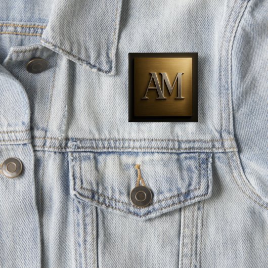 Monogram AM Brushed Gold Metal Design Vierkante Button 5,1 Cm (In situ)