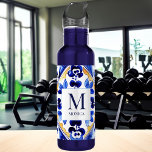 Monogram Amalfi Vietri Italiaans blauw tegels gesc Waterfles<br><div class="desc">Monogram Amalfi Positano Vietri blue Majolica tegels bruidsfeest gunsten gepersonaliseerde naam waterfles,  bruidsmeisje geschenken,  geschenken voor elke gelegenheid,  Mediterraan thema blauw wit en geel tegels gepersonaliseerde geschenken</div>