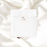 Monogram Ampersand Script bruiloft Ronde Sticker<br><div class="desc">Voeg een vleugje elegantie toe aan uw huwelijksgunsten met onze prachtig ontworpen sticker. Met het monogram van het paar in een klassiek serif lettertype, gecombineerd met een delicaat script ampersand, voegt deze sticker een verfijnde en gepersonaliseerde touch toe aan uw speciale dag. Perfect voor het maken van uw bruiloft gunsten...</div>
