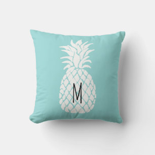 Monogram ananas op limpet shell pastel blauw kussen