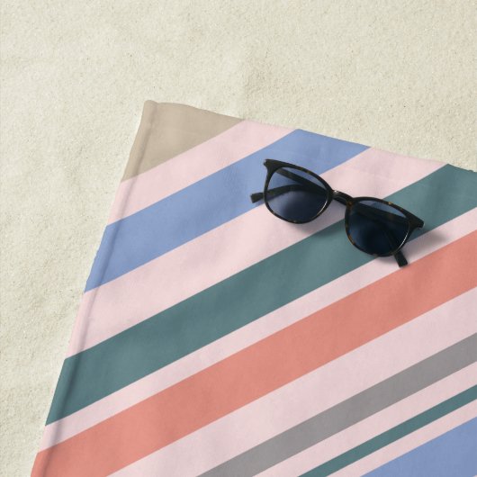 Monogram Anchor Trendy Stripes Dusty Pink Nautical Strandlaken (In situ)