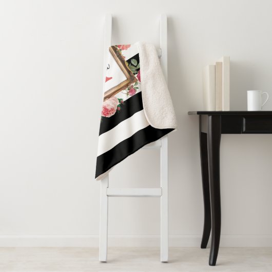 Monogram Antiek  Floral & Stripes Sherpa Deken (In situ)