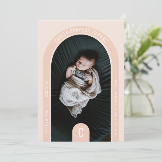 Monogram Arch Foto Geboortedatum Kaart (Staand voorkant)