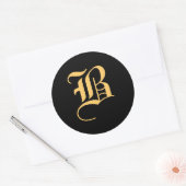Monogram "B" goudkleurig op zwart Ronde Sticker (Envelop)