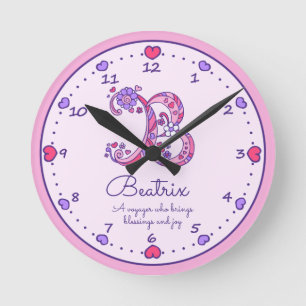 Monogram B harten meisjesnaam die roze klok beteke