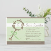 Monogram Baby Rattle Shower Uitnodiging (Staand voorkant)