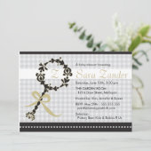 Monogram Baby Rattle Shower Uitnodiging (Staand voorkant)