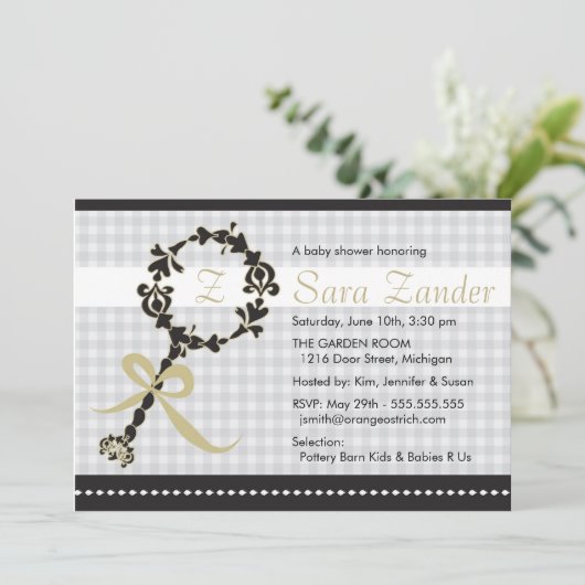 Monogram Baby Rattle Shower Uitnodiging (Staand voorkant)