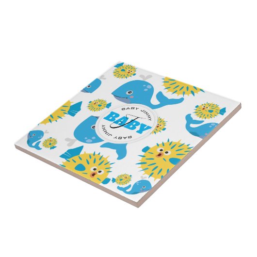 Monogram Baby voor Cartoon op schaal- en braadviss Tegeltje (Zijkant)