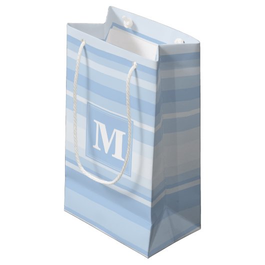 Monogram babyblauwe strepen klein cadeauzakje (Voorkant Gekanteld)
