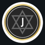 MONOGRAM BAR MITZVAH modern zwart wit goud Ronde Sticker<br><div class="desc">door kat massard >> WWW.SIMPLYSWEETPAPERIE.COM <<< *** NOTE - THE SHINY GOLD FOIL EFFECT IS A PRINTED AFBEELDING *** - - - - - - - - - - - - - - NEEM CONTACT MET MIJ OP voor aangepaste "faux gold folie effect type" Houd van het ontwerp, maar wil...</div>