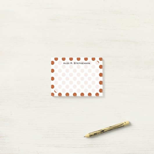 Monogram basketbal ballen op wit post-it® notes (Op bureau)