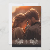 Monogram Beige Bloemen Crest Foto Huwelijk Kaart (Achterkant)