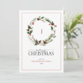 Monogram Berry Pinecone Wreath Merry Kerstmis Feestdagenkaart (Staand voorkant)