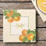 Monogram bijtende citrussinaasappels waterverf str stenen onderzetter<br><div class="desc">Maak uw favoriete drankje los en bescherm uw meubels met dit prachtige, kische, eenvoudige, moderne, aangepaste monogram met de naam stone onderzetter. De verse sinaasappels van de waterverf en de groene bladeren, samen met gras groene handgeschreven manuscripttypografie, bekleden een licht oranje geel instripe patroon. Personaliseer met jouw naam en monogram...</div>