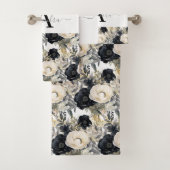 Monogram Black and White Modern Towel Set Bad Handdoek (Insitu)