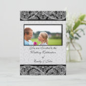 Monogram Black Damask Wedding Invitation Foto Kaart (Staand voorkant)