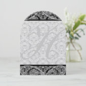 Monogram Black Damask Wedding Uitnodiging (Staand voorkant)