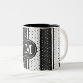 Monogram Black en White Polka Dots Tweekleurige Koffiemok (Voorkant rechts)