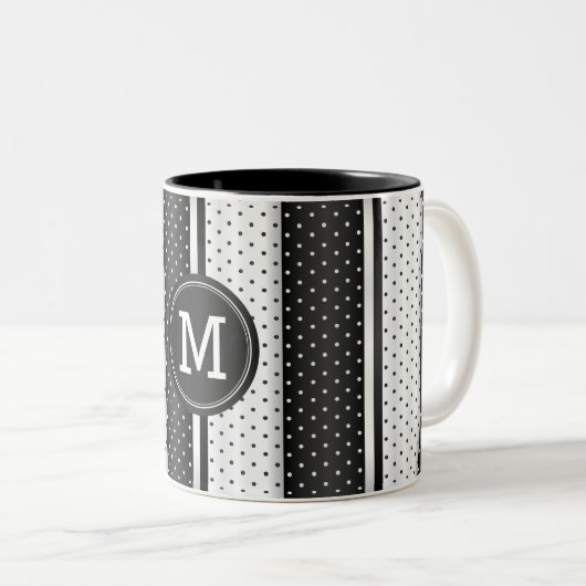 Monogram Black en White Polka Dots Tweekleurige Koffiemok (Voorkant rechts)