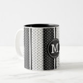 Monogram Black en White Polka Dots Tweekleurige Koffiemok (Voorkant links)
