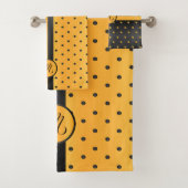 Monogram Black en Yellow Polka Dot Pattern Bad Handdoek (Insitu)