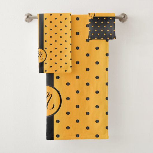 Monogram Black en Yellow Polka Dot Pattern Bad Handdoek (Insitu)