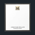 Monogram Black Gold Initiaal Notitieblok<br><div class="desc">Verhoog uw kantoorbenodigdheden met dit monogrammed notitieblok met klassieke bloktypografie en een zwart lederen lijst met een geborsteld gouden medaillonmonogram. Het notitieblok omvat ruimte voor douanetekst, zoals jouw naam en titel, die het voor persoonlijk of professioneel gebruik perfect maken. Gebruik het om nota's, ideeën, en herinneringen in stijl neer te...</div>