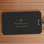 Monogram Black Gold | Moderne minimalistische lega Bagagelabel<br><div class="desc">Een eenvoudig stijlvol monogram op maat in een gouden moderne,  minimalistische typografie op een zwarte achtergrond. De monogram initialen en de naam kunnen gemakkelijk samen met de eigenschaplijn worden gepersonaliseerd om een ontwerp zo uniek te maken zoals u bent! Het perfecte cadeau of accessoire op maat voor elke gelegenheid.</div>