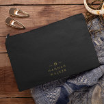 Monogram Black Gold | Moderne minimalistische lega Etui<br><div class="desc">Een eenvoudig stijlvol monogram op maat in een gouden moderne,  minimalistische typografie op een zwarte achtergrond. De monogram initialen en de naam kunnen gemakkelijk samen met de eigenschaplijn worden gepersonaliseerd om een ontwerp zo uniek te maken zoals u bent! Het perfecte cadeau of accessoire op maat voor elke gelegenheid.</div>