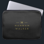 Monogram Black Gold | Moderne minimalistische lega Laptop Sleeve<br><div class="desc">Een eenvoudig stijlvol monogram op maat in een gouden moderne,  minimalistische typografie op een zwarte achtergrond. De monogram initialen en de naam kunnen gemakkelijk samen met de eigenschaplijn worden gepersonaliseerd om een ontwerp zo uniek te maken zoals u bent! Het perfecte cadeau of accessoire op maat voor elke gelegenheid.</div>