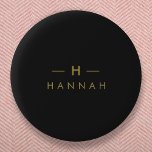Monogram Black Gold | Moderne minimalistische lega Ronde Button 5,7 Cm<br><div class="desc">Een eenvoudig stijlvol monogram op maat in een gouden moderne,  minimalistische typografie op een zwarte achtergrond. De monogram initialen en de naam kunnen gemakkelijk samen met de eigenschaplijn worden gepersonaliseerd om een ontwerp zo uniek te maken zoals u bent! Het perfecte cadeau of accessoire op maat voor elke gelegenheid.</div>