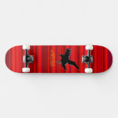 Monogram, Black Raven logo op rood chrome-effect Skateboard (Horizontaal)